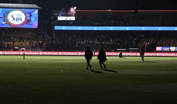 '15 minutes from being bombed': Aussies chaotic Pakistan escape