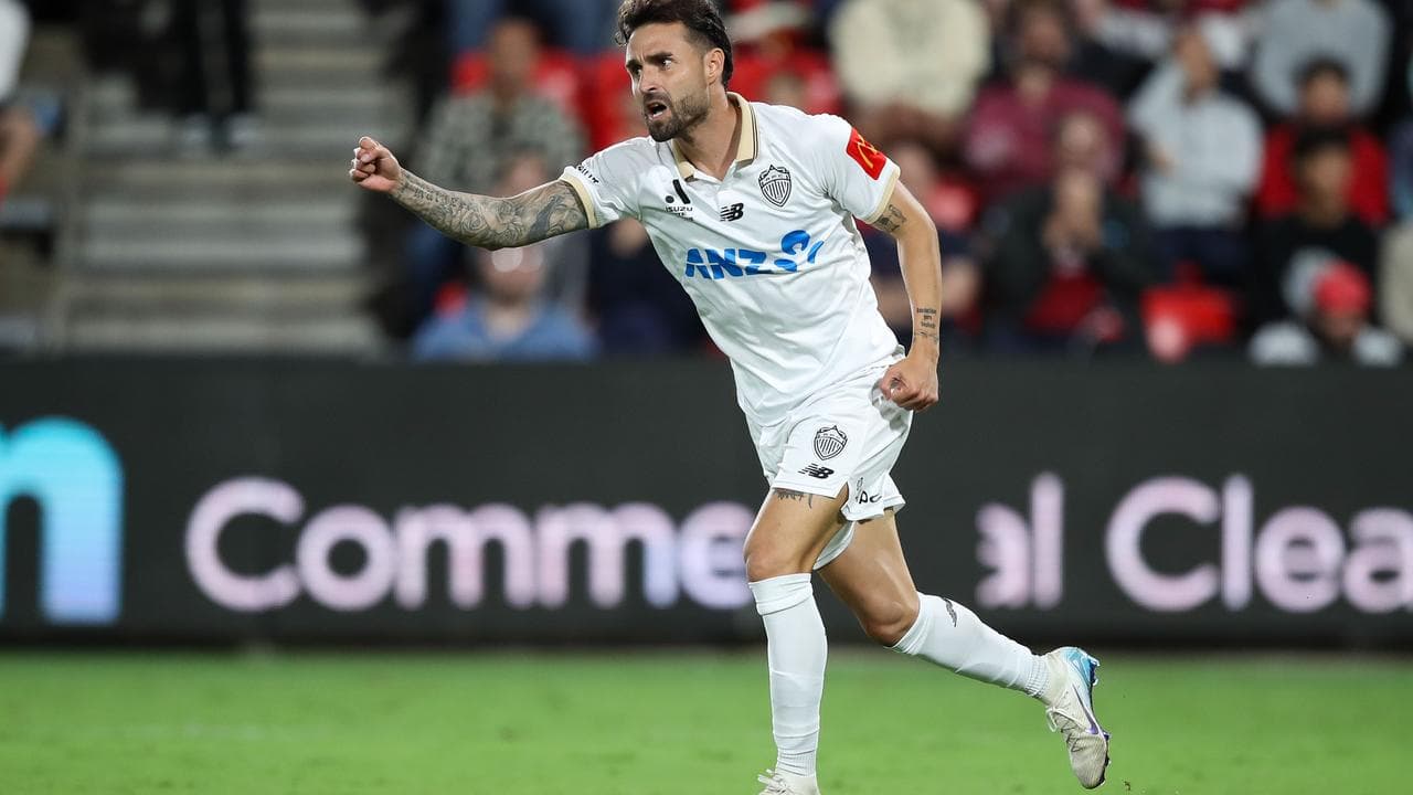 Reds and Auckland share points in fierce battle