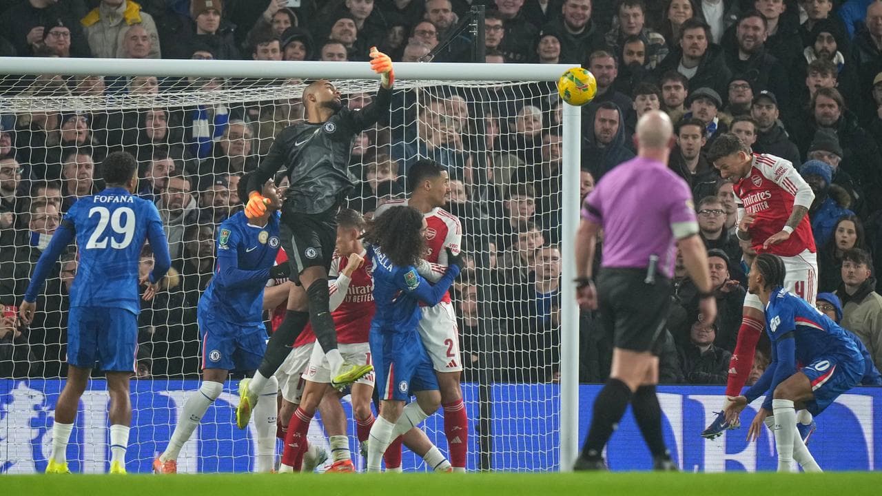 Arsenal make most of mistakes to lead EFL Cup semi-final vs Chelsea