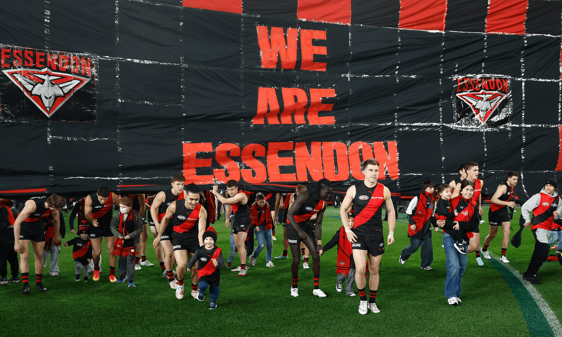Essendon CEO Craig Vozzo steps down