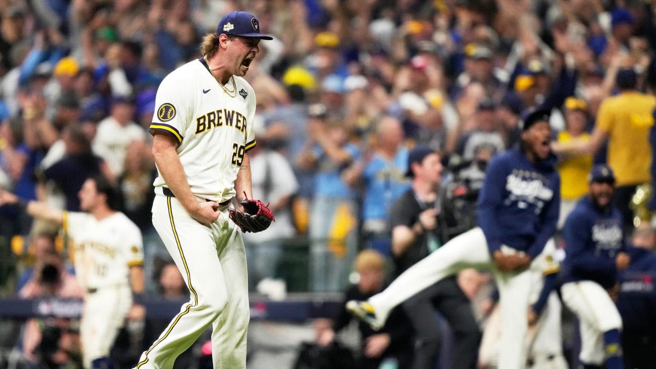 Brewers escape in tight Game 1 of World Series