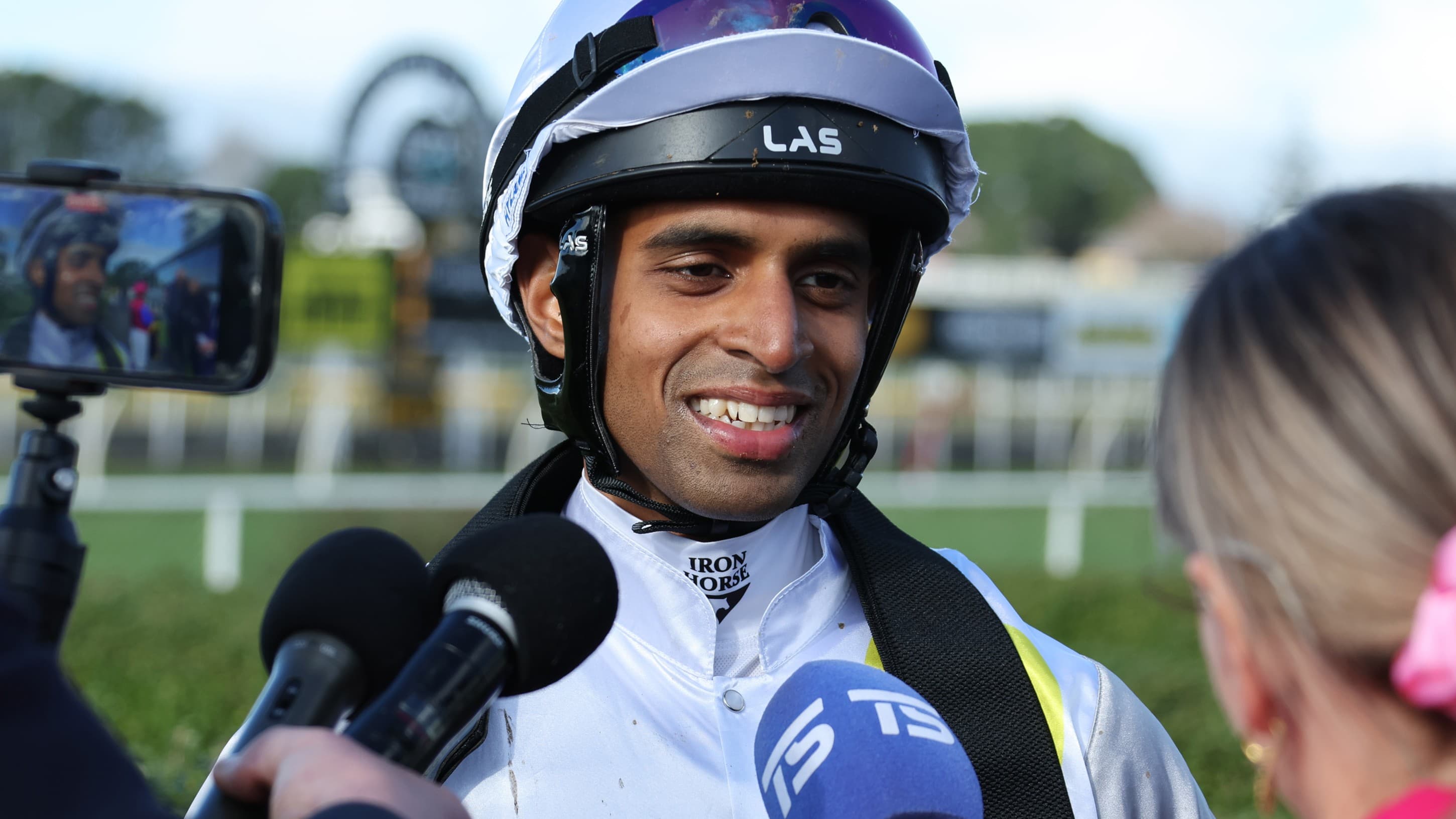 Simon scores first win
