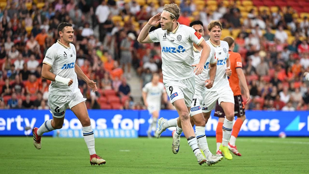 Auckland beat Roar to extend ALM ladder lead