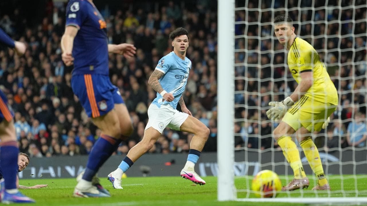 Young gun fires City to within sight of EPL summit