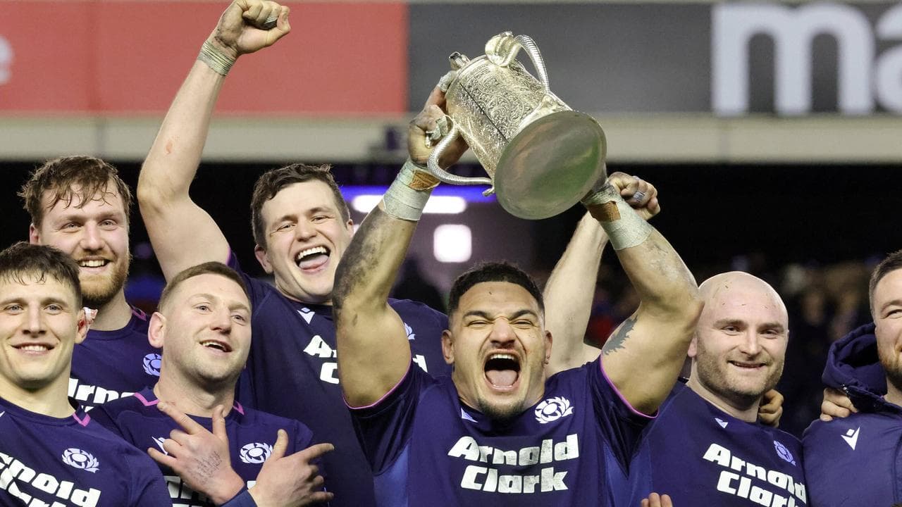 Scotland stun England, Ireland edge Italy in 6 Nations