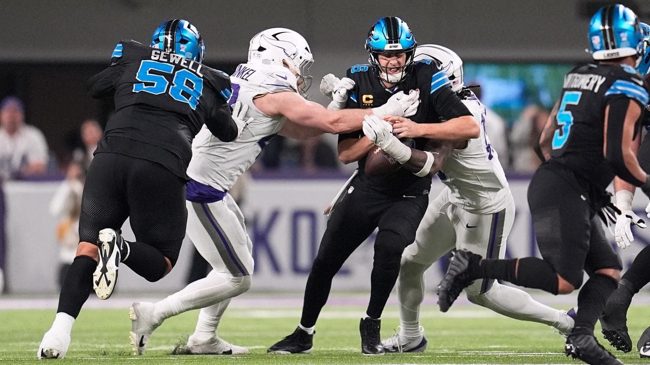 Listless Lions' loss hands Packers place in playoffs