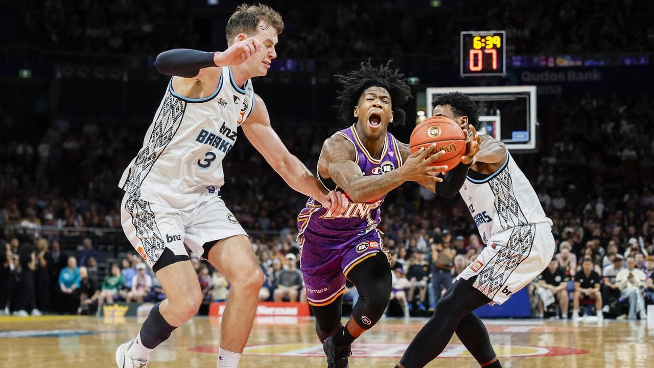 Breakers remain winless as Davis stars for Kings