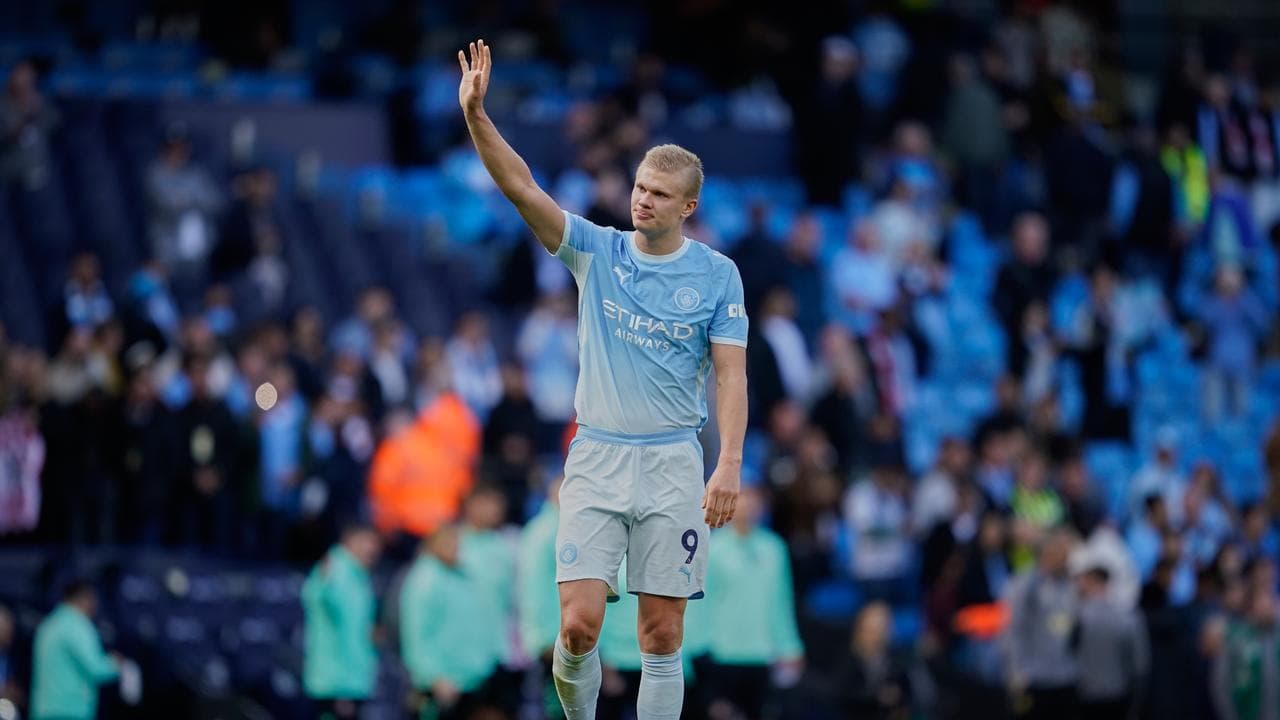 Manchester City win thriller to top EPL, United rescue draw