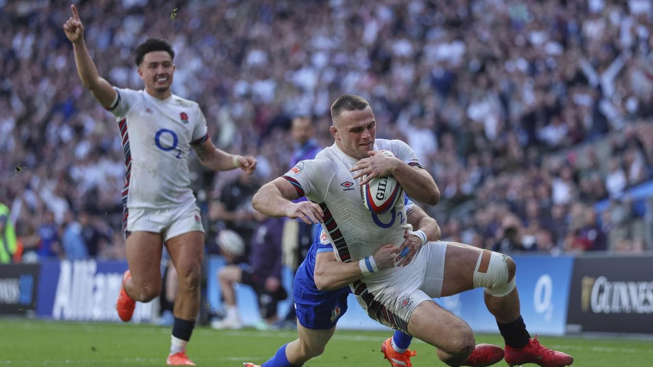 England crush Italy to keep Six Nations hopes alive