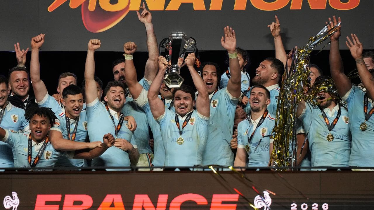 Les Bleus leave it late to defend Six Nations title