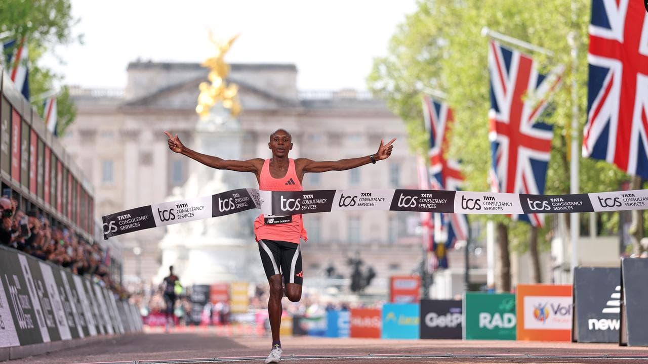 Kenyan shatters marathon record in London