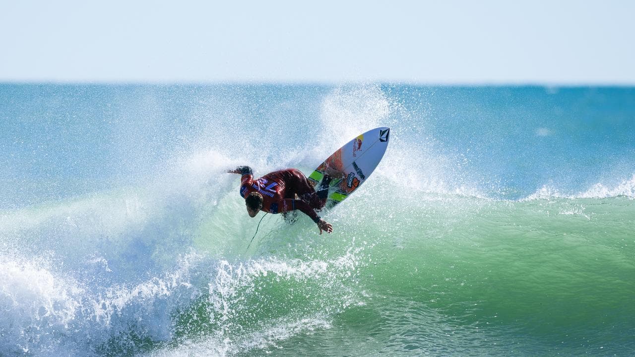 Star Aussie surfers tested by tricky Raglan conditions