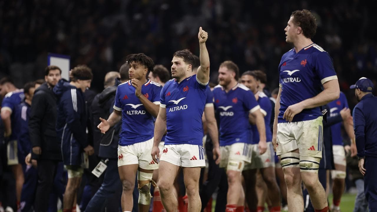 France seize control of Six Nations with win over Italy