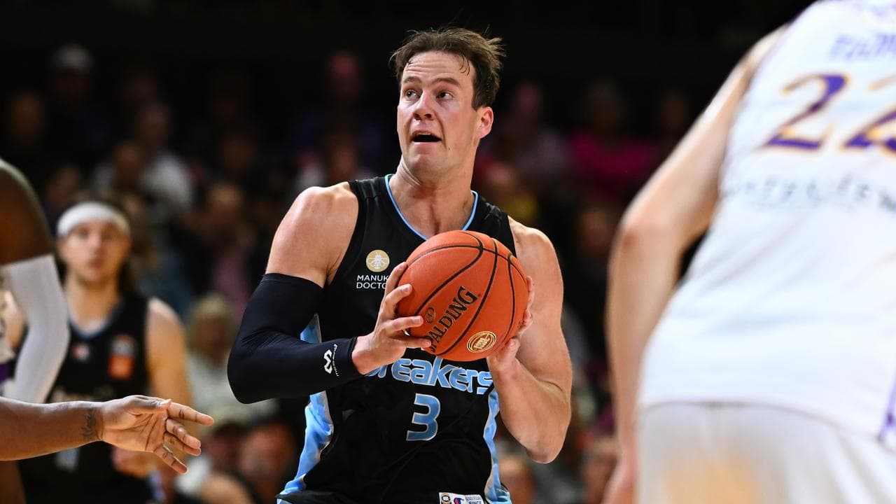 NZ Breakers trounce Taipans in Mennenga's return