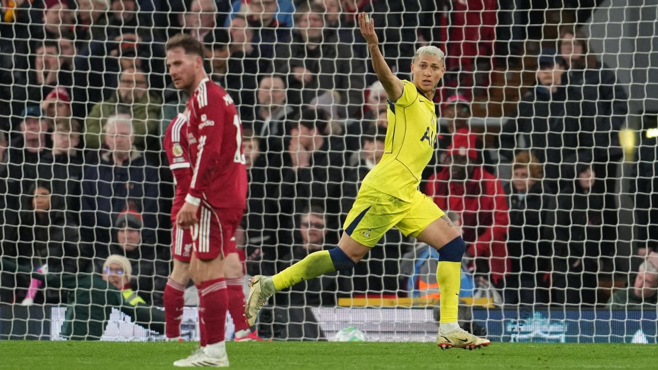 Spurs earn valuable point in Premier League survival bid, Man Utd go third