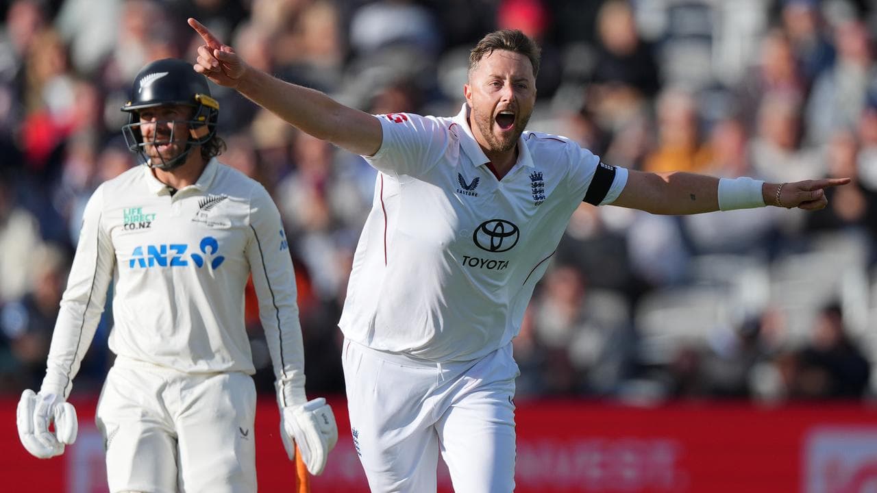Total chaos as England's Robinson takes 4-10 against Blackcaps