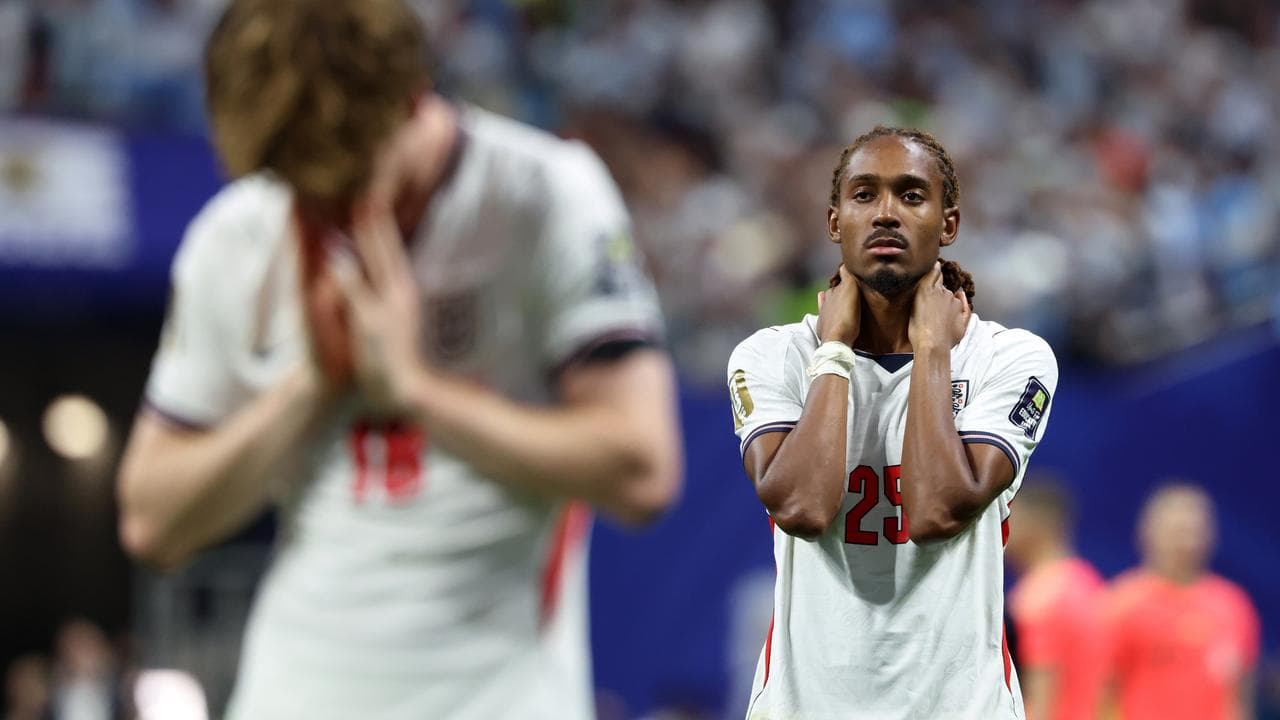 Late rally sinks England, keeps Argentina defence alive