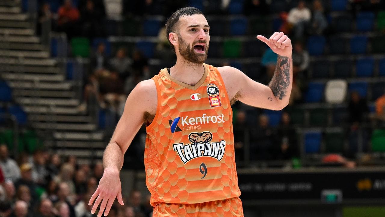 Controversial no-call helps Cairns down JackJumpers