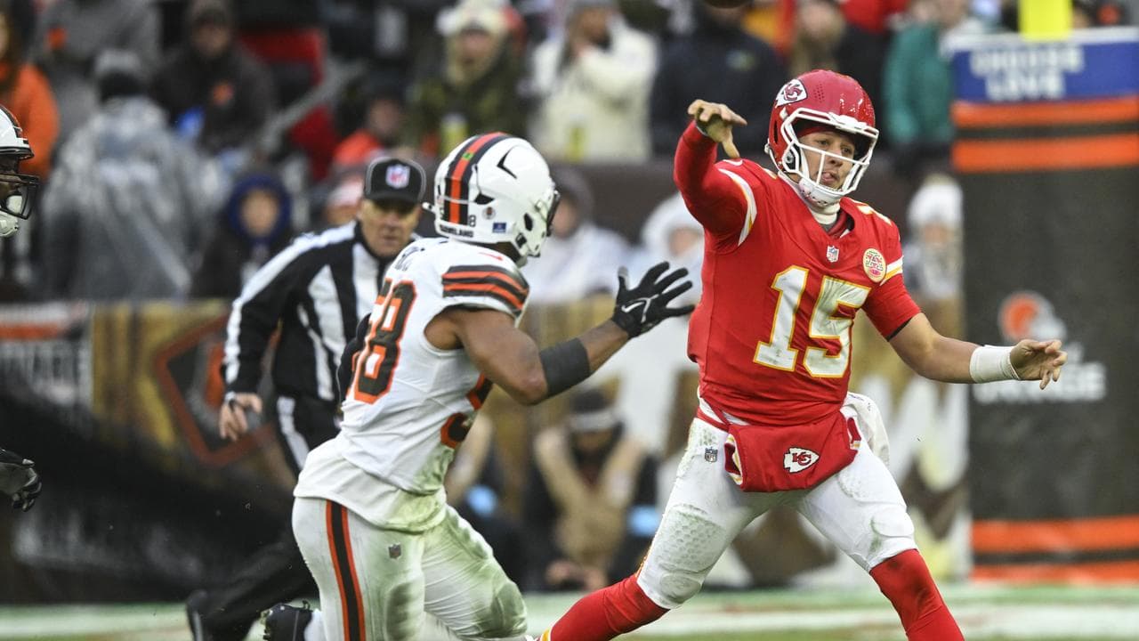 Mahomes injures ankle in Chiefs' win over Browns