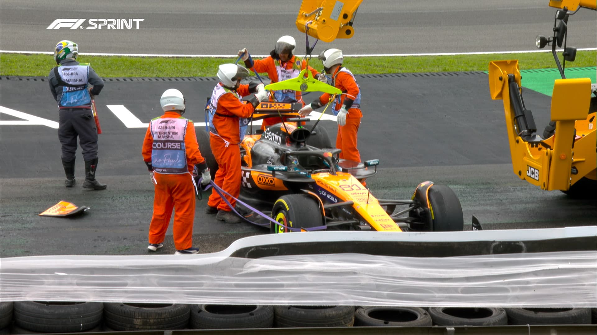 Piastri hands Norris F1 boost after Brazil sprint crash