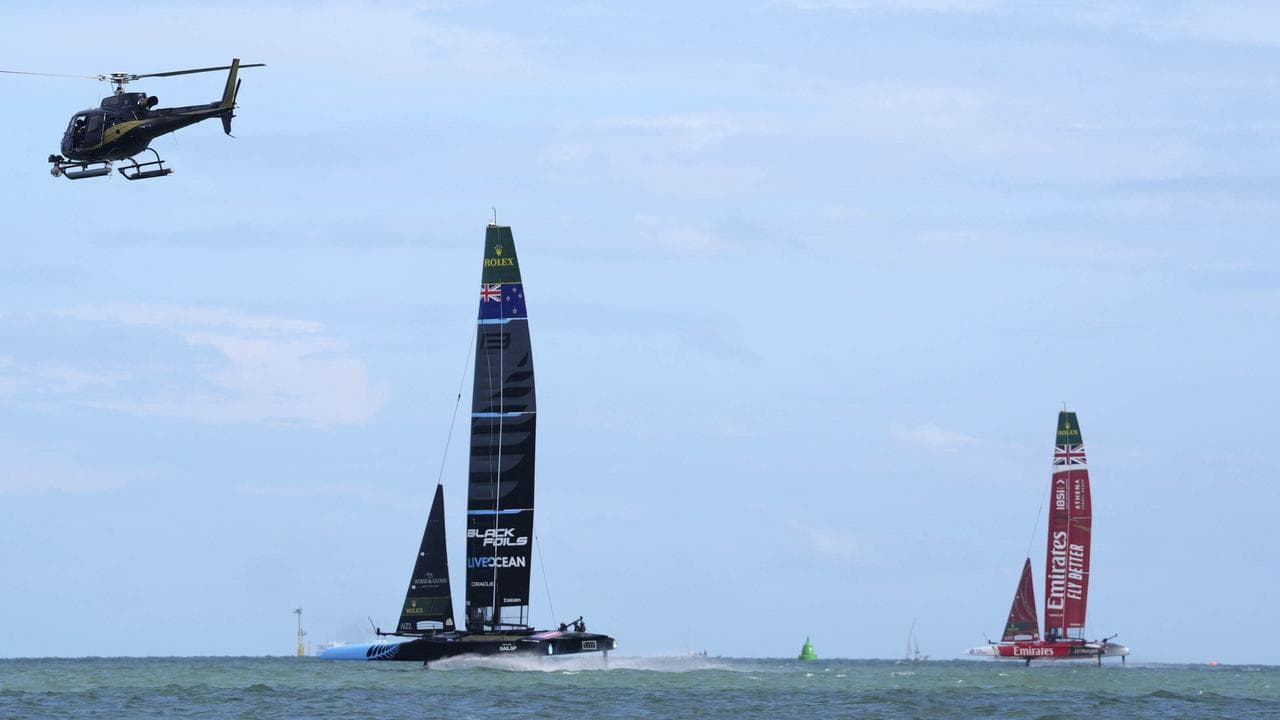 Kiwis sink British dreams and edge ahead of Australians