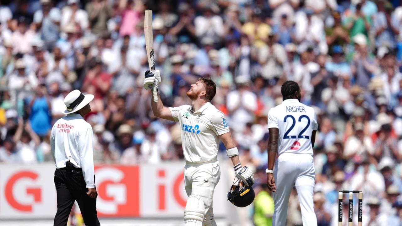 Phillips hits maiden Test ton as Blackcaps pressurise England